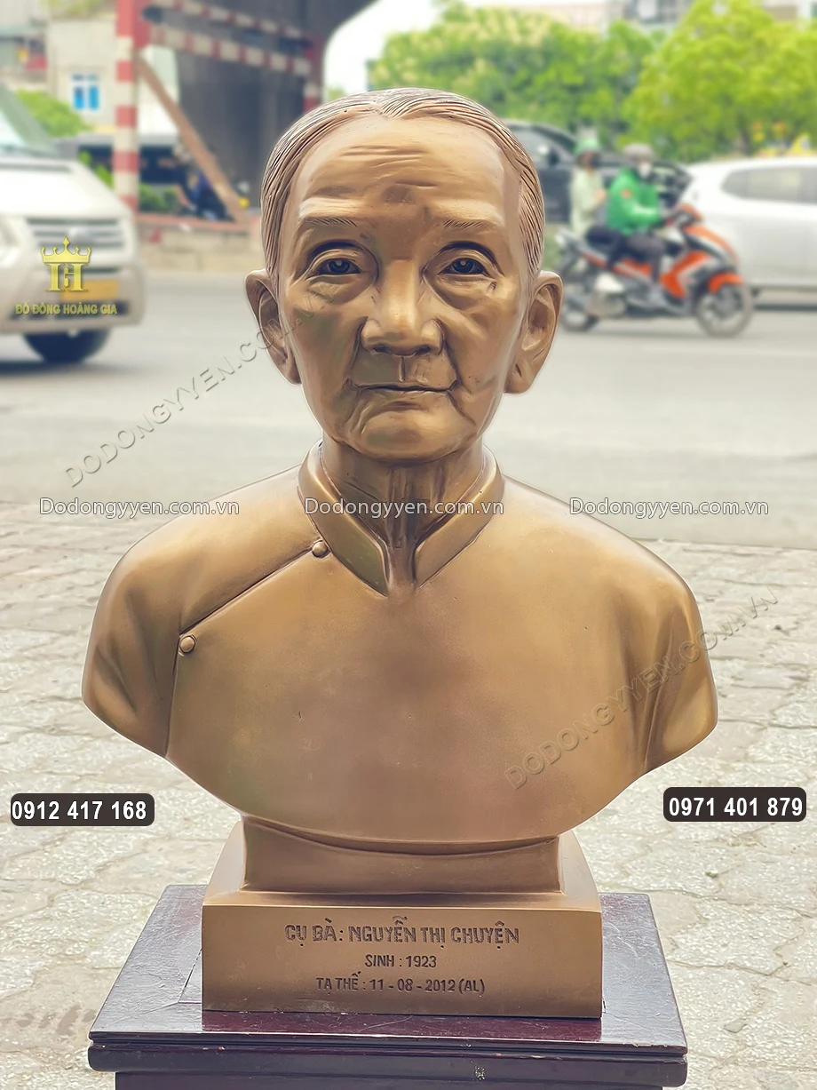 Cụ bà được đúc theo dáng bán thân